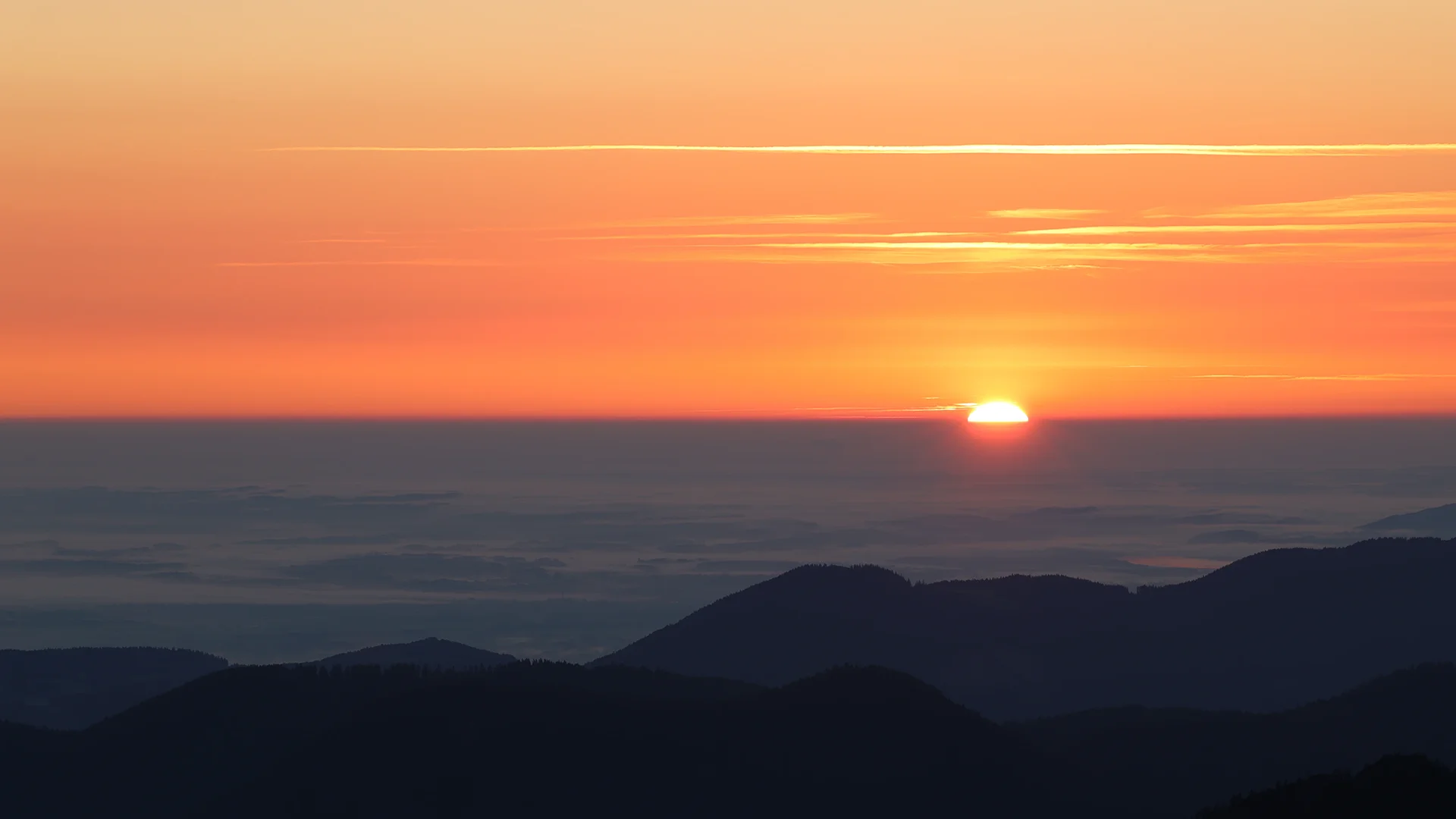 Berglandschaft bei Sonnenaufgang mit Blick über einen Gebirgskamm als Sinnbild für Orientierung und Klarheit in Entwicklungsprozessen.