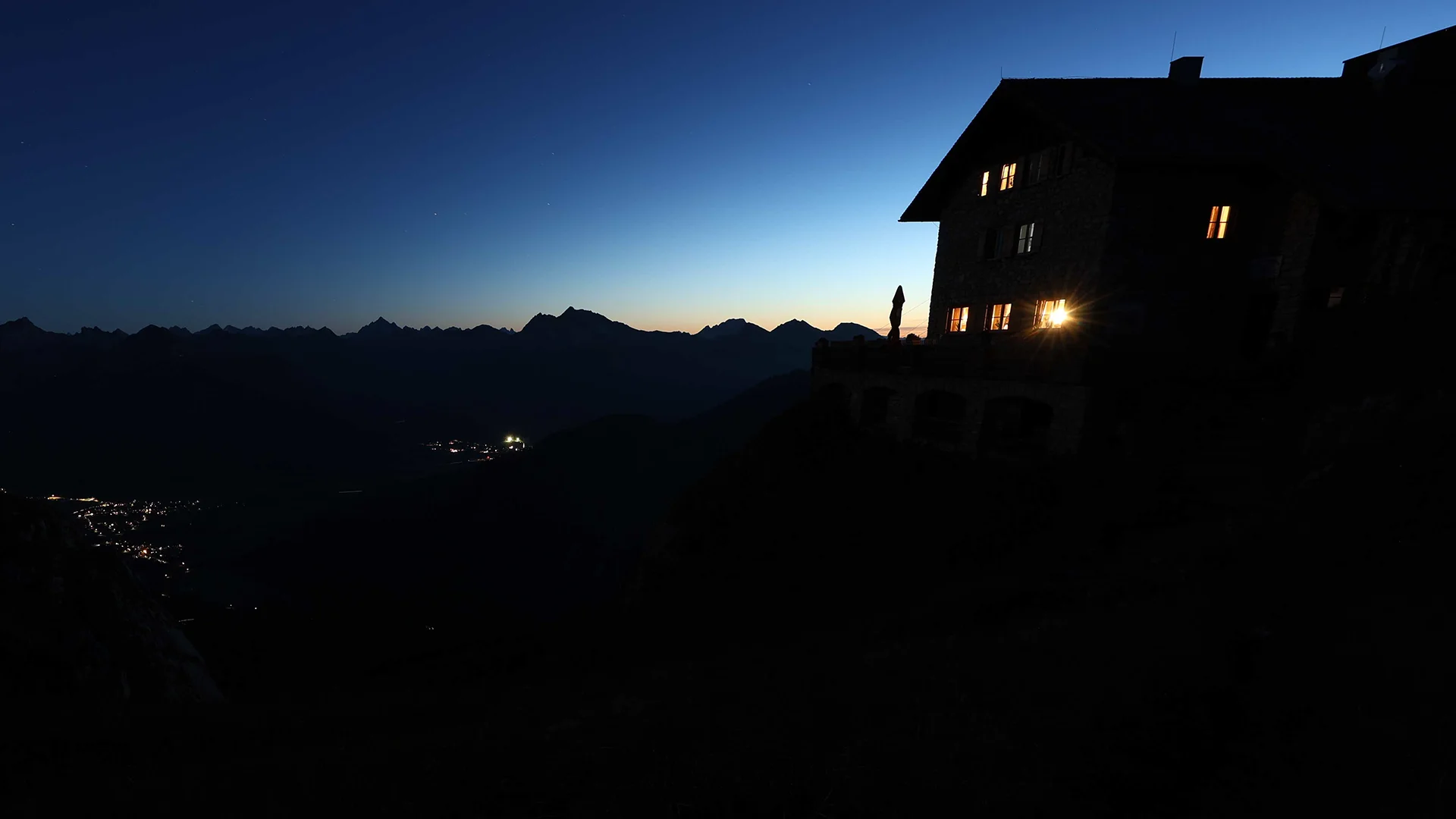 Die Bad Kissinger Hütte vor Sonnenaufgang
