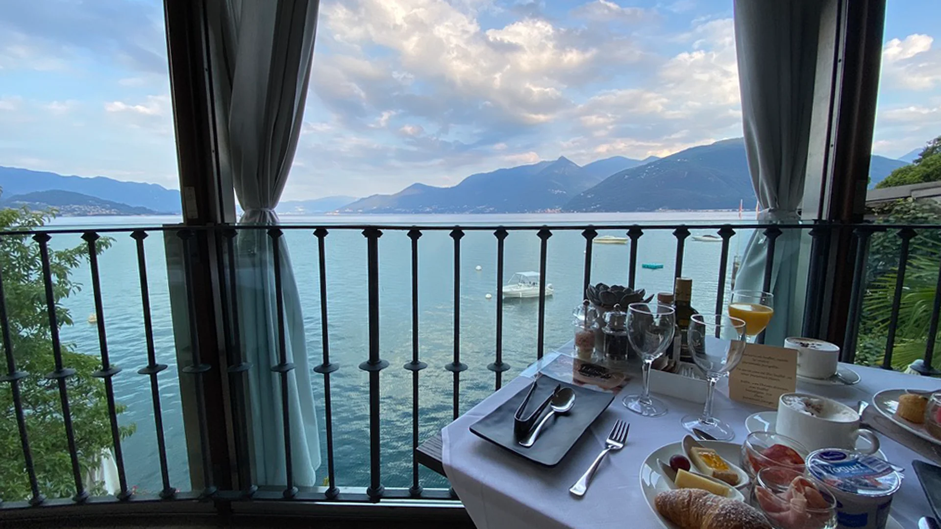 Glücklichsein beim Frühstück am Lago Maggiore im Camin Hotel Relais Villa Porta am Lago Maggiore