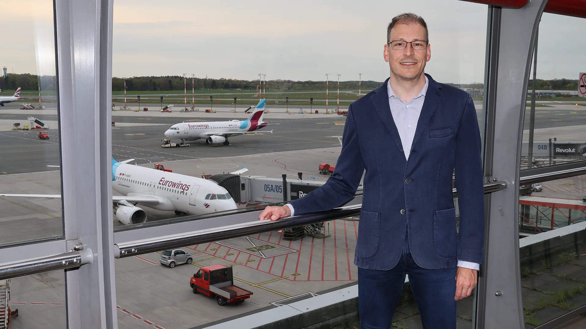 Dr. Michael Bannwolf am Flughafen in Hamburg direkt am Rollfeld auf der Aussichtsterrasse