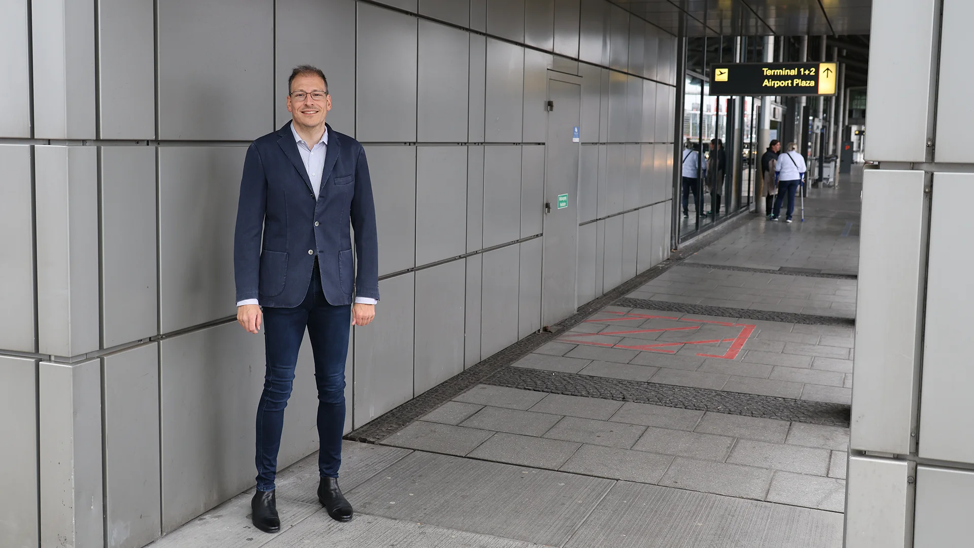 Dr. Michael Bannwolf auf dem Weg zum Parkhaus am Hamburger Flughafen